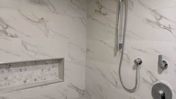 Chuveiro, secador de cabelo, shampoo