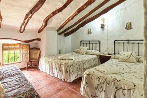 6 bedrooms, iron/ironing board, free WiFi, bed sheets
