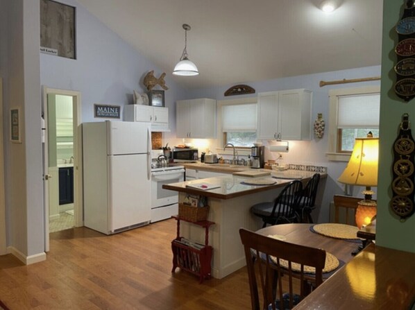 Fridge, microwave, oven, stovetop - Serene Coastline Retreat for 2 (Boothbay)