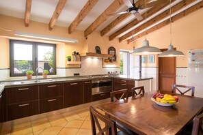 雪櫃、微波爐、焗爐、洗碗機