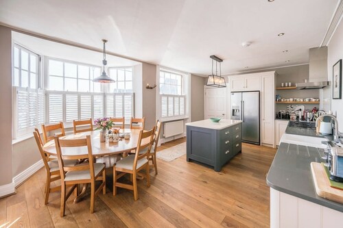 Market Cross House, Aldeburgh. Sea front holiday home