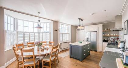 Market Cross House, Aldeburgh. Sea front holiday home