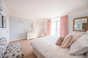 6 bedrooms, desk, iron/ironing board, WiFi