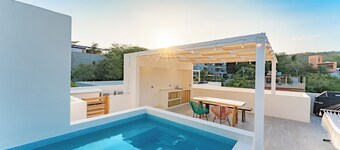 Rooftop Plunge Pool & Surf-Friendly Beachside Comfort