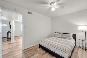 2 slaapkamers, een strijkplank/strijkijzer, wifi, beddengoed