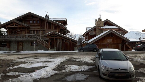 A wooden lodge with a balcony and a car parked in front. - 350m from ski slopes, Ground floor, terrace, tv, 24m², Alpe d'Huez (L'Alpe d'Huez)