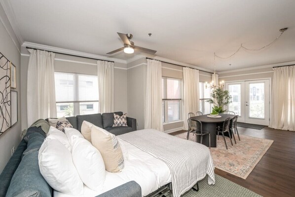 Iron/ironing board, WiFi, bed sheets