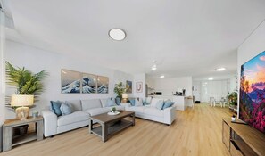 TV - KozyGuru | Rockdale | Cozy Apt near Train Station (Rockdale)