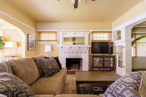 TV, offices - 2BR/1BA • Remodeled Home • Heart of Hawthorne (Portland)