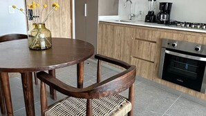Kaffetrakter/tekoker, kjøleskap, mikrobølgeovn og ovn