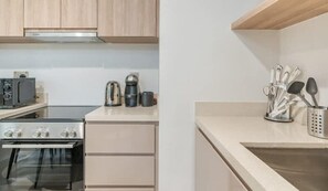 Kühlschrank, Mikrowelle, Ofen, Herdplatte
