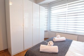 2 Schlafzimmer, Schreibtisch, Bügeleisen/Bügelbrett, Bettwäsche