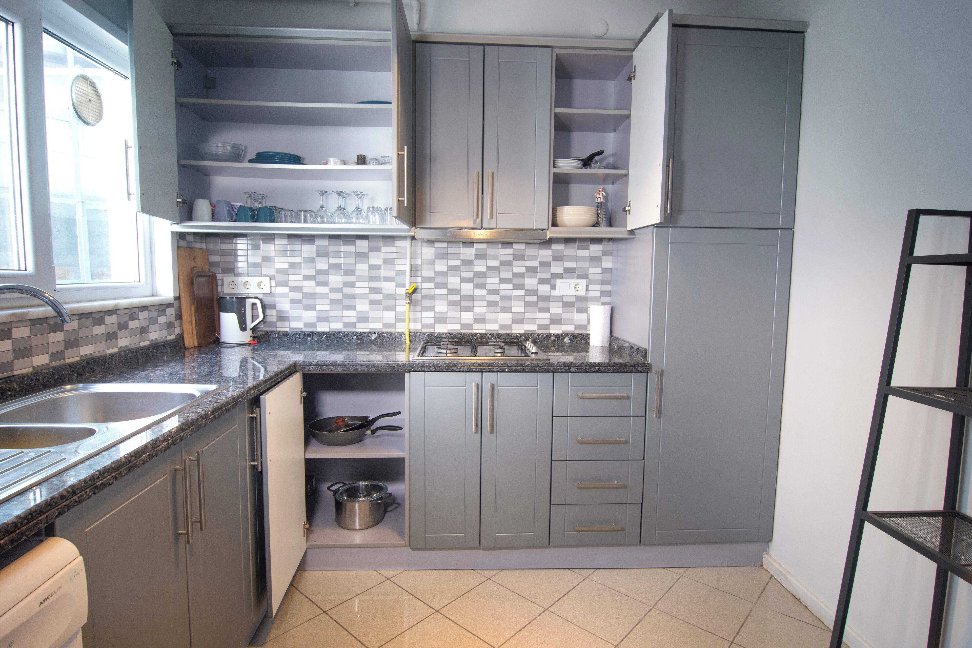 Fridge, oven, stovetop, dishwasher