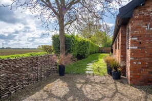 المنطقة المحيطة بالمنشأة