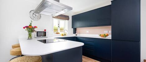 Een koelkast, een magnetron, een oven, een kookplaat