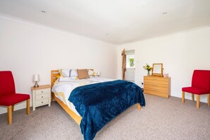 2 عدّة غرف نوم وواي فاي وملاءات أسرّة