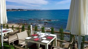 A seaside restaurant with outdoor seating overlooking the ocean. - Rancho Mirafoles apartment, Sea Views (Mijas)