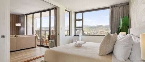 1 habitación, escritorio, tabla de planchar con plancha y cuna de viaje