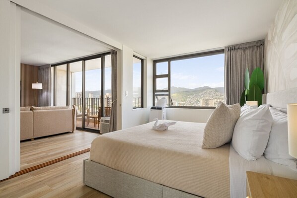1 habitación, escritorio, tabla de planchar con plancha y cuna de viaje