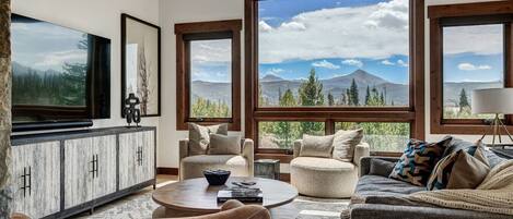 Smart TV, chimenea, estéreo, oficina