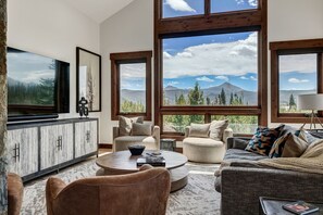 TV connectée, cheminée, chaîne hi-fi, espaces bureaux