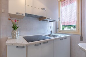 Kjøleskap, mikrobølgeovn, kokeplater og vannkoker