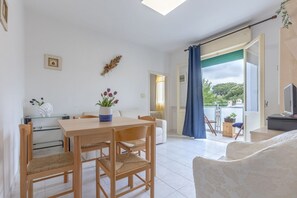 TV - GuestHost - Lido Beach Escape with Balcony x5! (Lido di Pomposa)