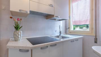Réfrigérateur, four à micro-ondes, surface de cuisson