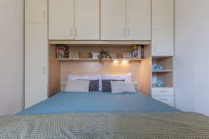 2 habitaciones y tabla de planchar con plancha 