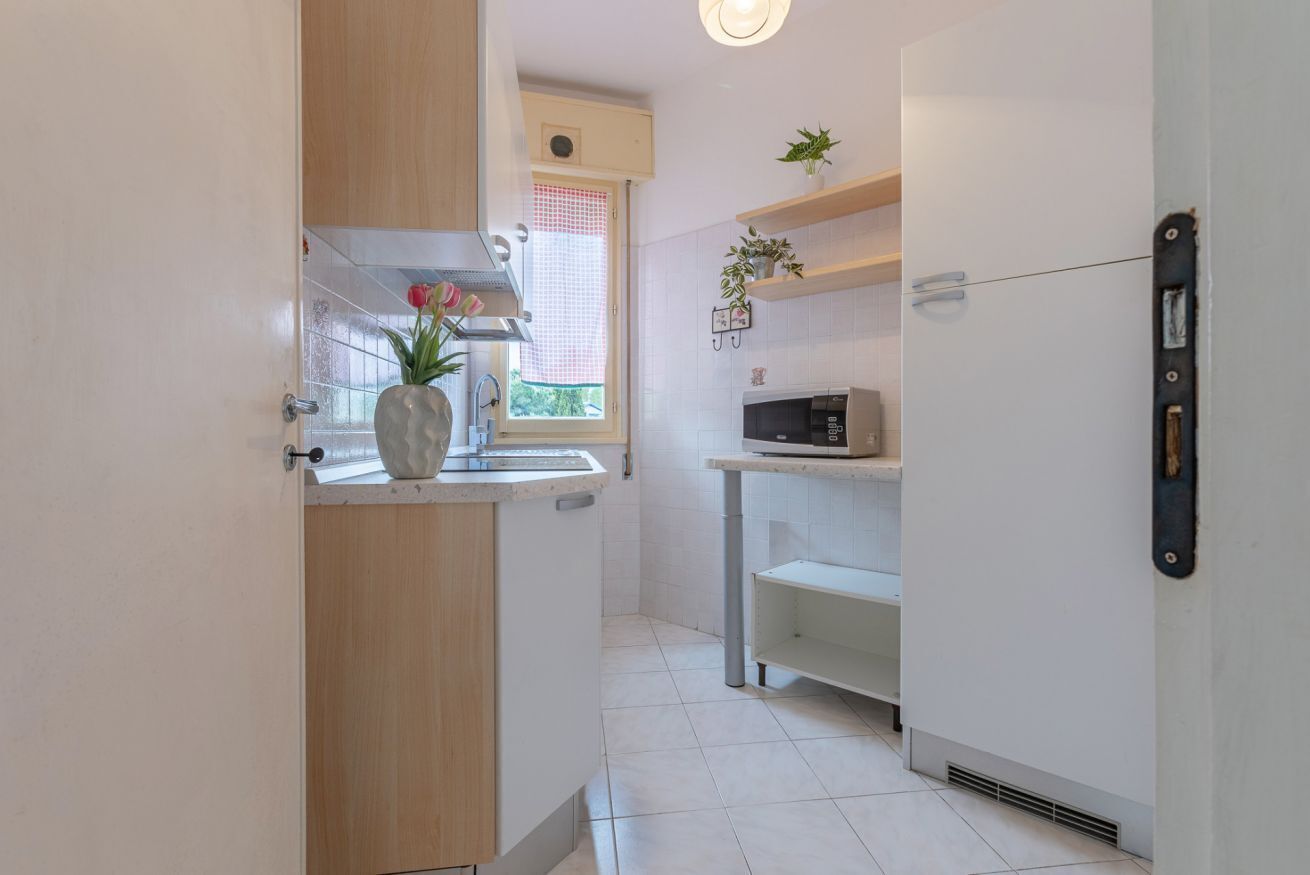 Kühlschrank, Mikrowelle, Herdplatte, Wasserkocher