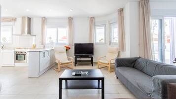 Una televisión, una chimenea