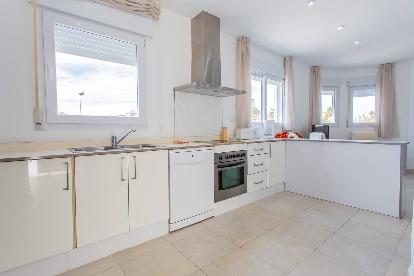 Kjøleskap, mikrobølgeovn, ovn og oppvaskmaskin