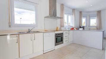 Een koelkast, een microgolfoven, een oven, een vaatwasser