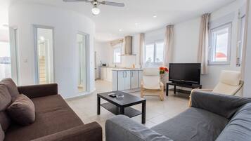 Una televisión, una chimenea