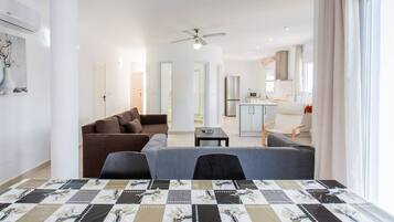 Una televisión, una chimenea