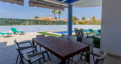 Villa con piscina privada junto al Mediterráneo