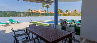 Villa con piscina privada junto al Mediterráneo