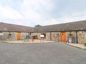 Exterior - Pebble Path at Marine Court (Littlehampton)