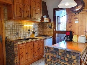 Jääkaappi, mikroaaltouuni, uuni, astianpesukone