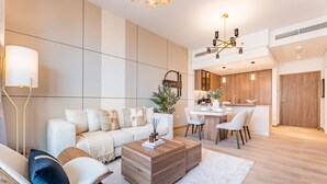Una sala de estar moderna con un sofá, una mesa de centro y un comedor.