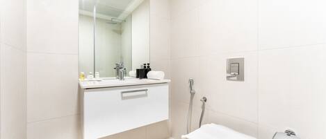 Chuveiro, secador de cabelo, toalhas de banho, sabonete