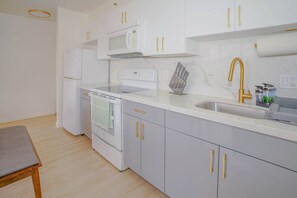 Réfrigérateur, micro-ondes, batterie de cuisine, vaisselle et ustensiles