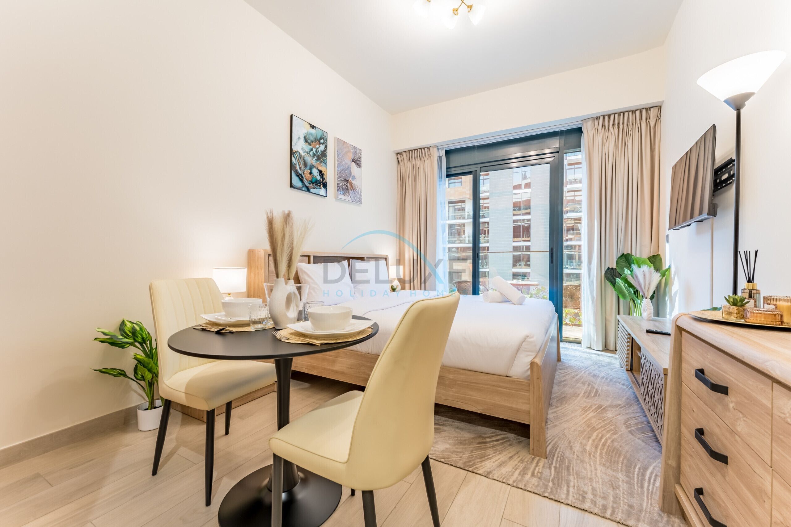 Caja de seguridad en la habitación y tabla de planchar con plancha 