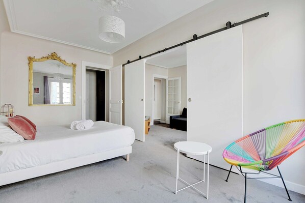 2 habitaciones, escritorio, tabla de planchar con plancha y wifi gratis 