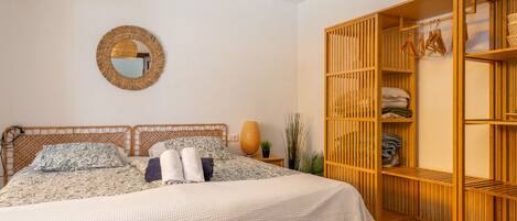 2 slaapkamers, een bureau, een strijkplank/strijkijzer, gratis wifi