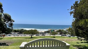 Un banco en un parque con vista al océano.