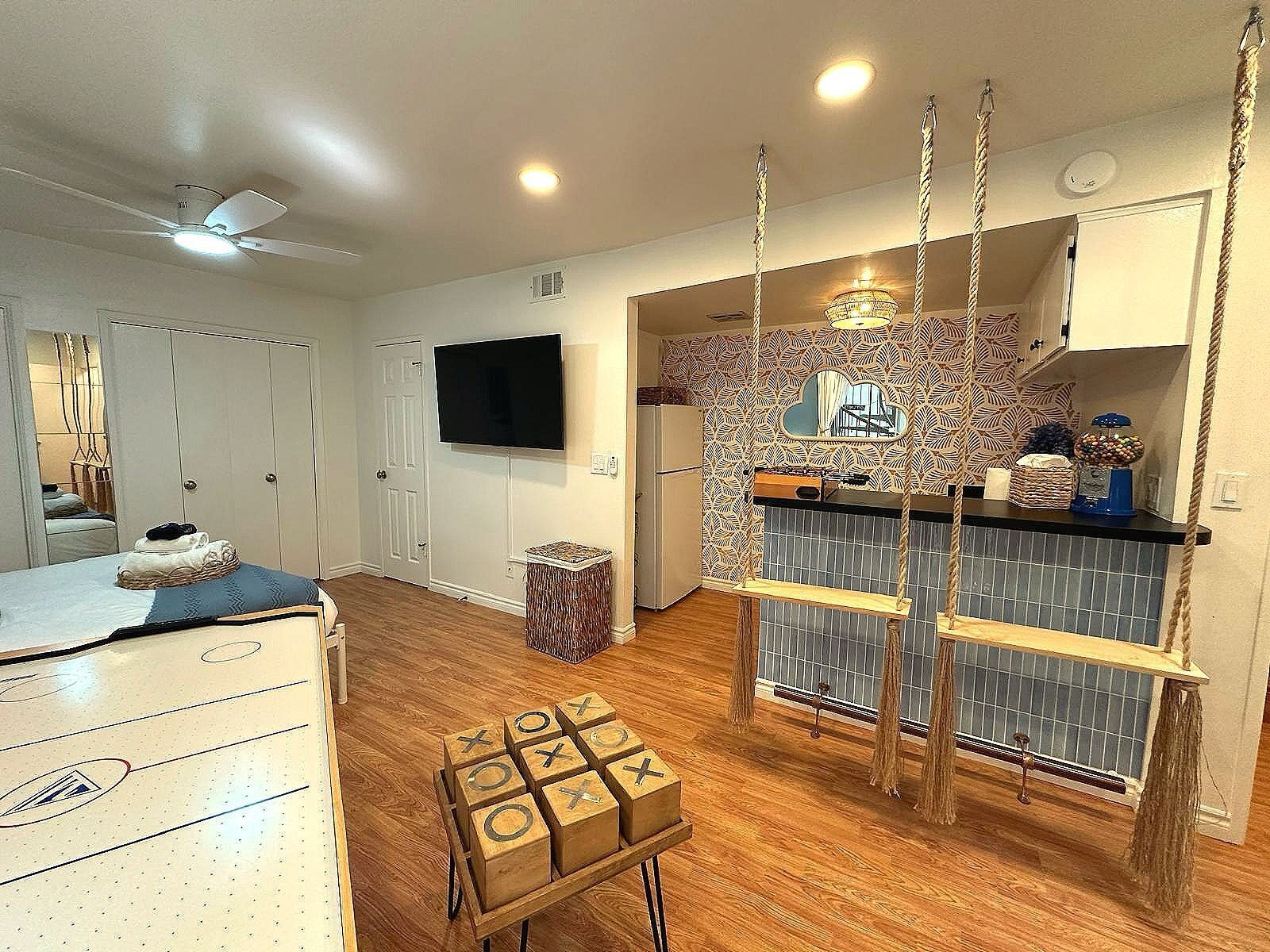 3 bedrooms, desk, iron/ironing board, travel crib