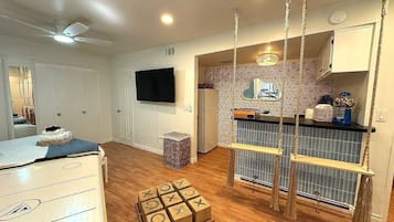 3 bedrooms, desk, iron/ironing board, travel crib