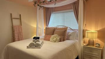 3 bedrooms, desk, iron/ironing board, travel crib