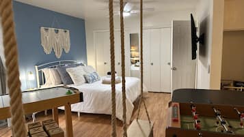 3 bedrooms, desk, iron/ironing board, travel crib